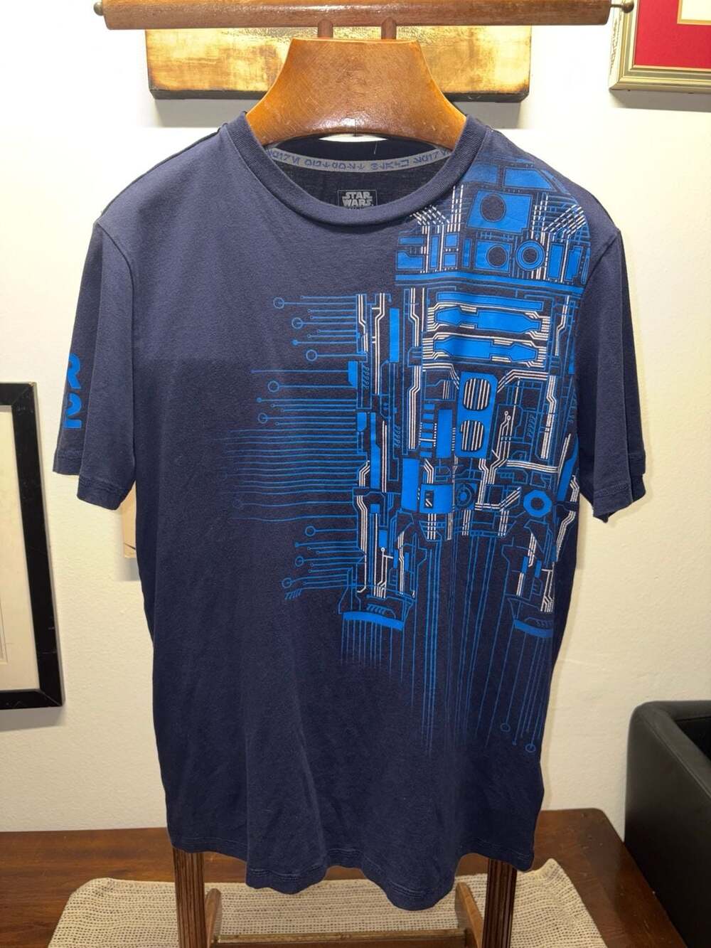 Star Wars Galaxy's Edge R2-D2 Droid Depot T-Shirt Size S Blue